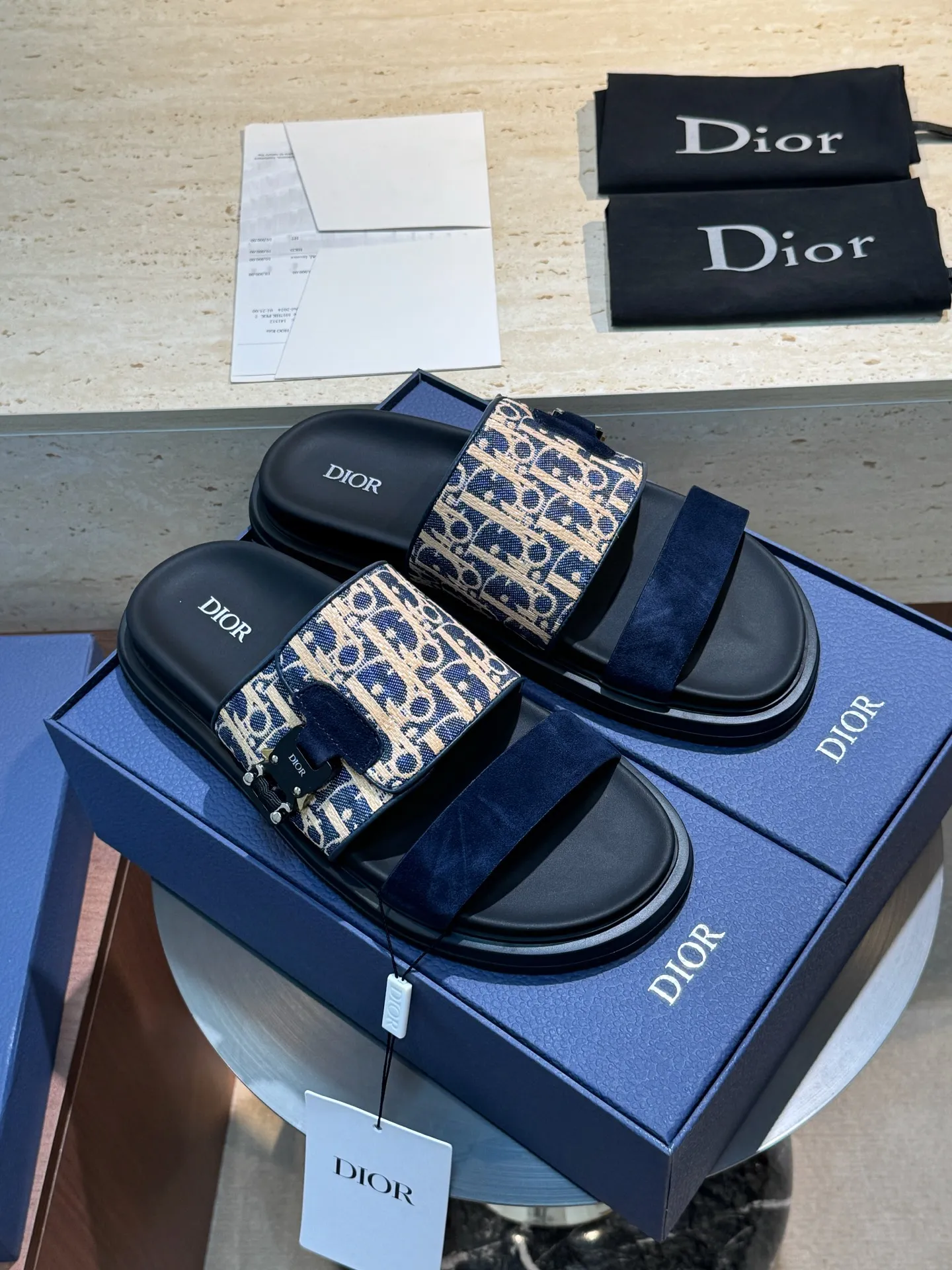 Factory price: 340💰Djia Aqua men's slippers and sandals, Dior's Aqua sandals are elegant and casual. The cross-strap design is reinterpreted in CD Diamond canvas, inspired by the brand's archives. Finished with a branded logo and tonal notch sole, they can be worn easily with shorts or jeans for a sophisticated look. Cowhide spliced ​​canvas + cowhide lining + rubber outsole Size: 39-44 (38 45 customized)